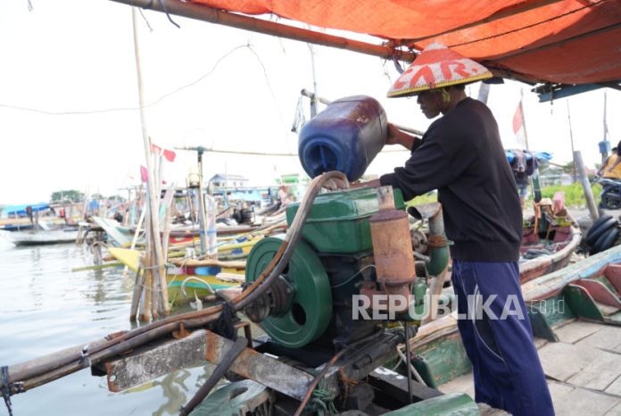 nelayan-tampak-mengisi-bbm-jenis-solar-di-cirebon-jawa_251023111819-615.jpeg