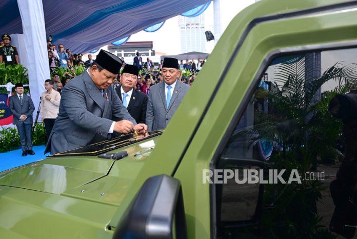 presiden-prabowo-subianto-secara-resmi-meresmikan-peluncuran-kendaraan-listrik_250611150842-651.jpg