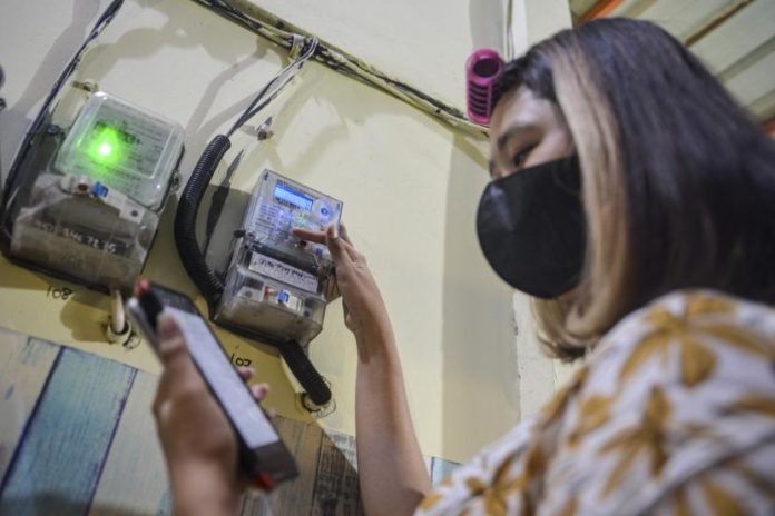 warga-memasukkan-pulsa-token-listrik-di-salah-satu-indekos_210719205551-258.jpg