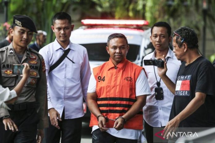 034251800-1762365618-Penahanan-tersangka-Gubernur-R.jpg