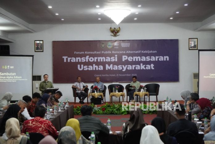 deputi-bidang-koordinasi-pemberdayaan-masyarakat-dan-pelindungan-pekerja-migran_251121210701-676.jpg