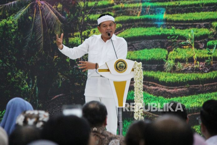 gubernur-jawa-barat-jabar-dedi-mulyadi-menyampaikan-pemaparan-saat_251119142437-986.jpg