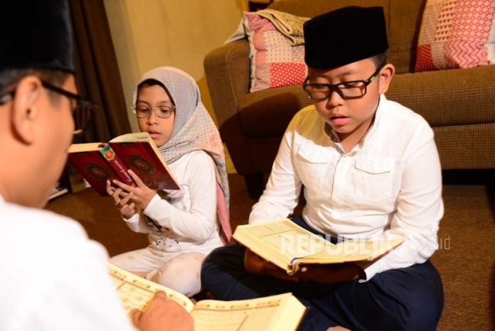 ilustrasi-sekeluarga-mengaji-mengaji-sekeluarga-mengaji-bersama-ngaji_200430171424-688.jpeg