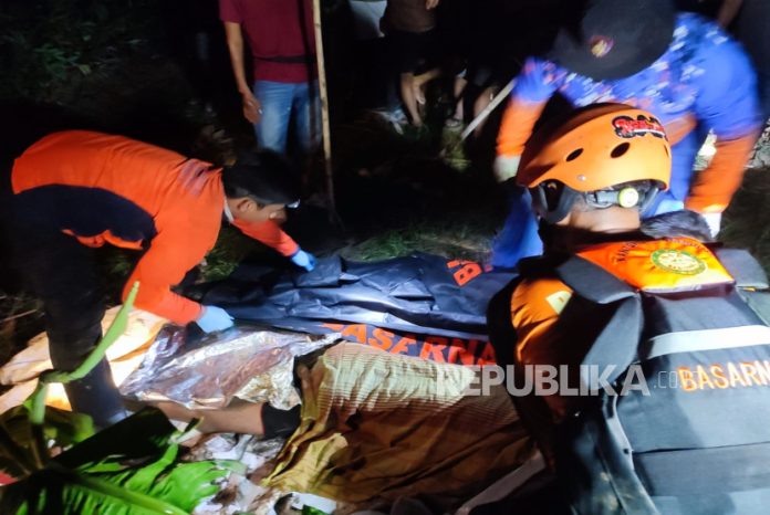 jenazah-dua-mahasiswa-polindra-yang-hilang-di-bendung-karet_251110080214-755.jpg