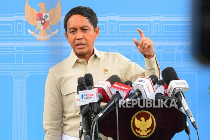 menteri-perhutanan-menhut-raja-juli-antoni-di-kompleks-istana_250304153105-763.jpeg