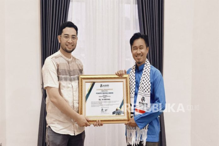ponpes-darul-aman-menyerahkan-donasi-untuk-para-penghafal-alquran_251120085307-432.jpeg