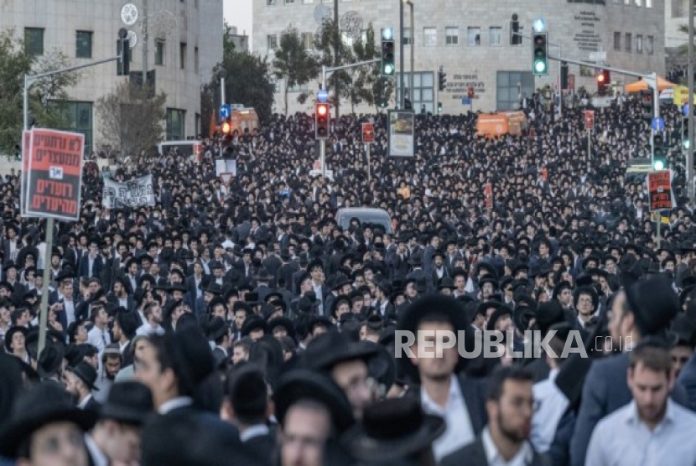 sebanyak-300-ribu-lebih-yahudi-haredim-memadati-yerusalem-protes_251031223437-291.jpg