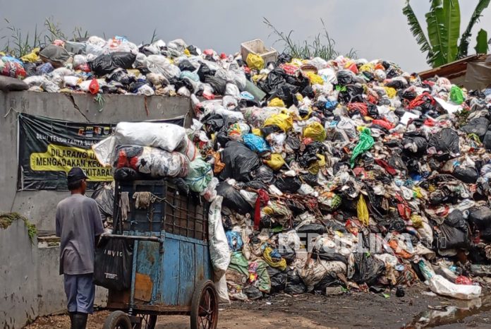 tumpukan-sampah-menggunung-hingga-empat-meter-di-tempat-pembuangan_250918165105-537.jpg