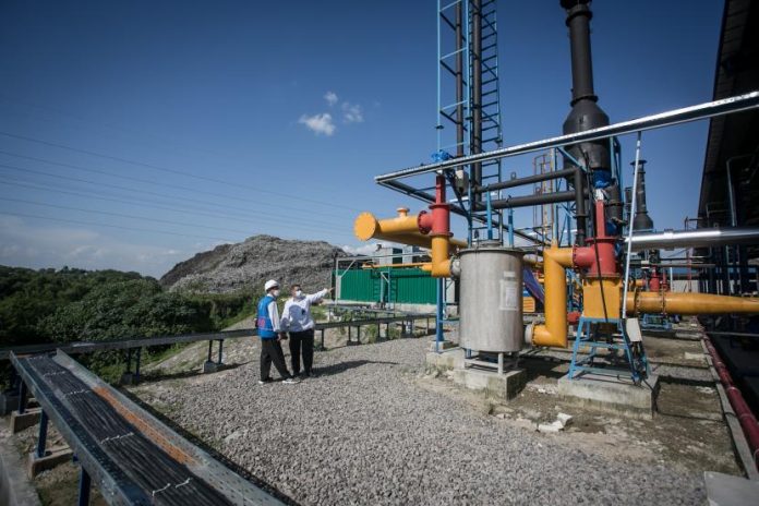 petugas-menunjukan-cara-kerja-mesin-pengolahan-sampah-menjadi-energi_220628184459-417.jpg