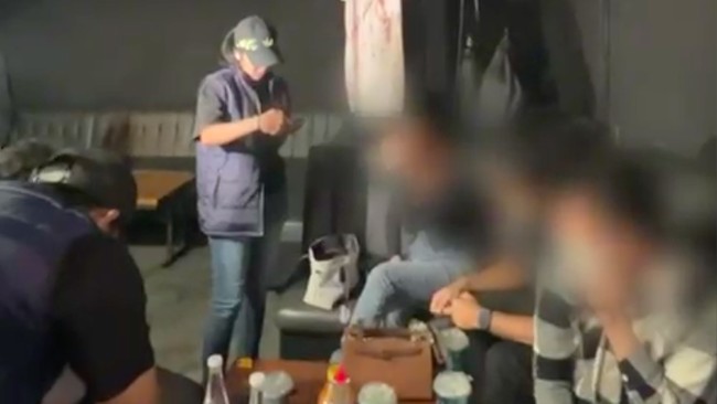 ditresnarkoba-polda-riau-menggelar-razia-ke-sejumlah-kelab-malam-di-kota-pekanbaru-dari-total-57-pengunjung-yang-dites-urine-2-1790757720190_169